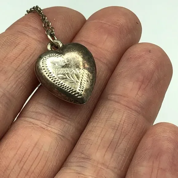 VINTAGE SILVER Puffed Heart Foliage Etch Pendant Necklace on Chain Retro Kitsch - Picture 6 of 16